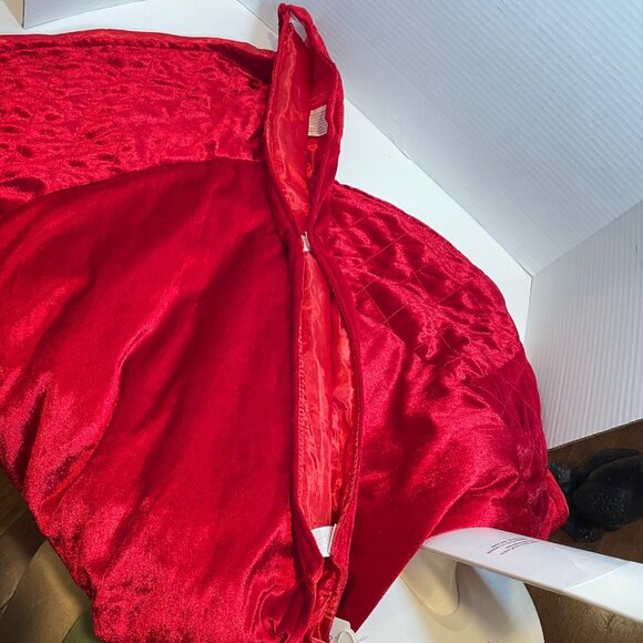 Vintage Red Quilted Velvet Christmas Tree Skirt with Velcro Closure - Picture 4 of 7